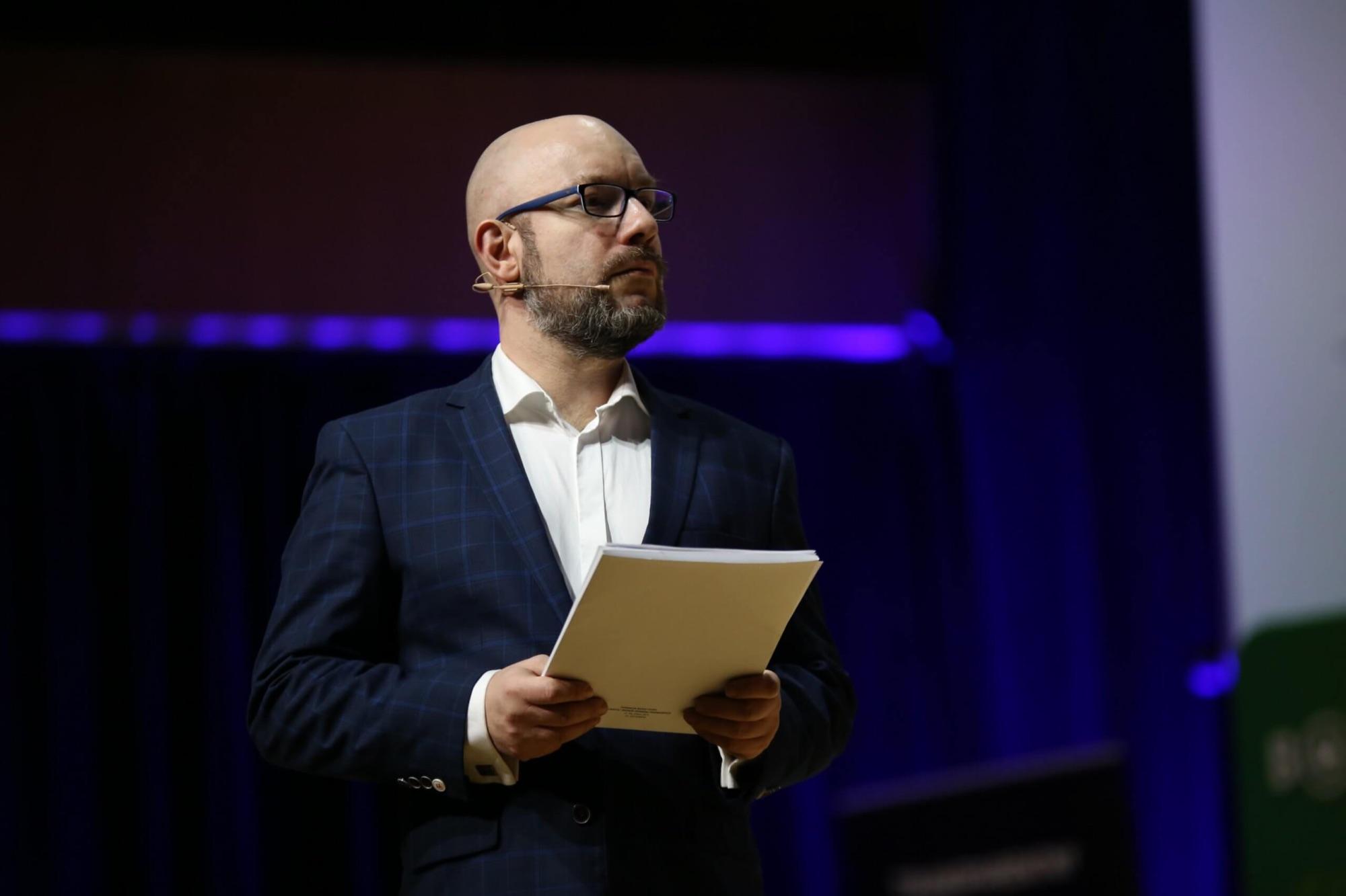 Jerzy Zientkowski na scenie konferencji Invest Cuffs